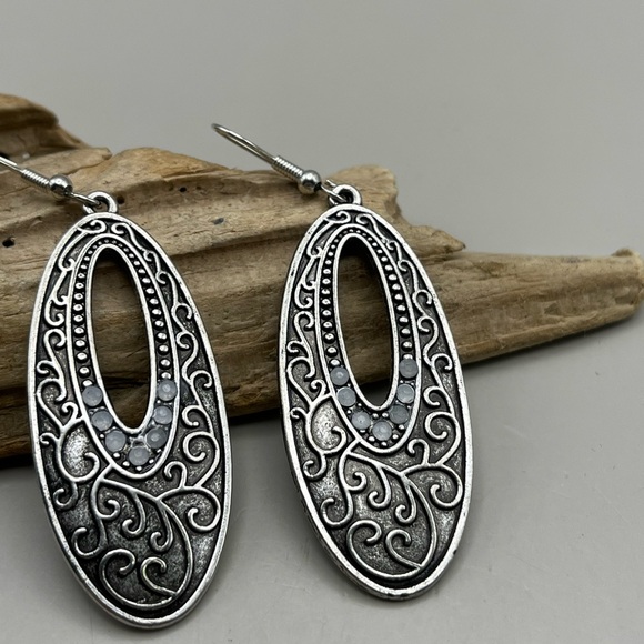 Elegant Silver Oval Earrings - Picture 2 of 3